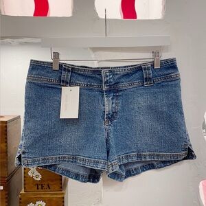 Y2K Vintage Mid Rise Medium Wash Denim Short Shorts with No Pockets